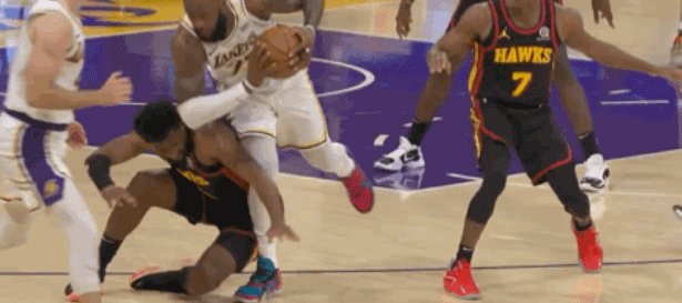 开云体育官网-卫冕冠军迎噩耗！詹姆斯脚踝高位扭伤将无限期休战